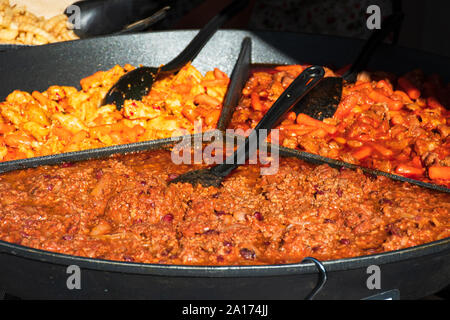 Gulasch, Eintopf oder Suppe von Fleisch und Gemüse in der Regel gewürzt mit Paprika und anderen Gewürzen in eine Straße Markt Stockfoto