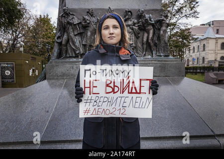 Moskau, Moskau, Russland. 24 Sep, 2019. Eine Frau hält einen Banner sagen'' Ruhig nicht funktionieren wird, kehren Lesha'', um die Freigabe von Alexei Miniailo, Aktivist in Demonstrationen während der kommunalwahlen Kampagne in Moskau verhaftet. Streikposten Protest in verschiedenen Punkten der Stadt. Credit: Celestino Arce Lavin/ZUMA Draht/Alamy leben Nachrichten Stockfoto