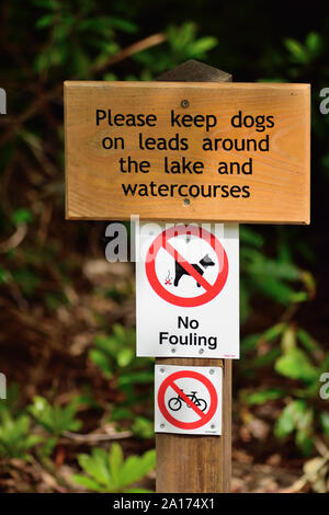 Ein Hinweis zu Hund wandern in einer Country Park. Stockfoto