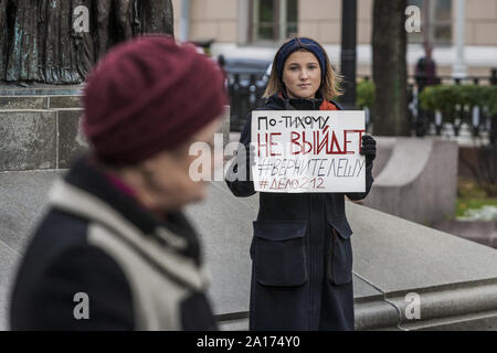 Moskau, Moskau, Russland. 24 Sep, 2019. Eine Frau hält einen Banner sagen'' Ruhig nicht funktionieren wird, kehren Lesha'', in Bezug auf Alexei Miniailo, Aktivist in Demonstrationen während der kommunalwahlen Kampagne in Moskau verhaftet. Streikposten Protest in verschiedenen Punkten der Stadt. Credit: Celestino Arce Lavin/ZUMA Draht/Alamy leben Nachrichten Stockfoto