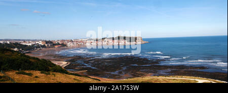 Die South Bay Scarborough auf einem schönen Spätsommer am Nachmittag. Das Schloss Landspitze viele Veränderungen erlebt hat, da es von den Alten besetzt war Stockfoto