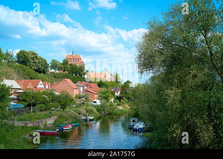 Blick auf die Havel und den Dom in Havelberg auf dem Elberadweg in Deutschland Stockfoto