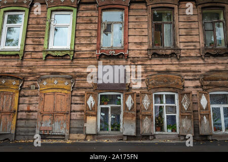 Fenster mit der aus Holz geschnitzte Architrav im alten Holz- Haus in der alten russischen Stadt. Irkutsk Stockfoto