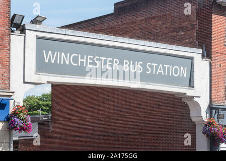 Zeichen für das Winchester Busbahnhof Stockfoto