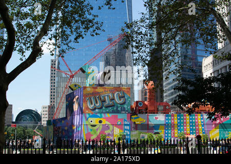 Die farbenfrohen Wandmalereien des World Trade Center (WTC) mit dem Zaun des Friedhofes von St. Paul's Kapelle. bunten Wandmalereien des World Trade Center Sterben Stockfoto