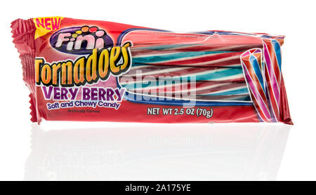Winneconne, WI - 10. September 2019: ein Paket von Fini Torandoes Very Berry candy auf einem isolierten Hintergrund. Stockfoto