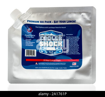 Winneconne, WI - 10. September 2019: ein Paket von Kühler Schock Ice Pack auf einem isolierten Hintergrund. Stockfoto