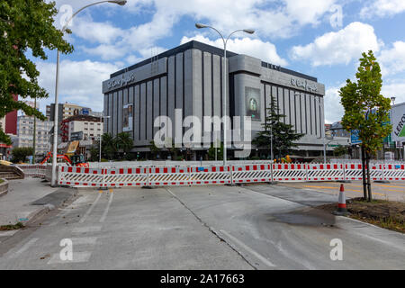 Coruna/Spanien - 24. September 2019: El Corte Ingles Kaufhaus im Zentrum von Coruna. Straßensperrung für Reparaturen. Stockfoto