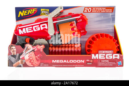 Winneconne, WI - 20. September 2019: ein Paket von megalodon Nerf N-Strike mega Dart gun auf einem isolierten Hintergrund. Stockfoto