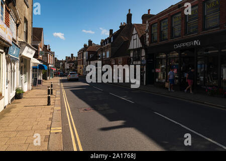 Den Blick von der High Street der Schlacht in East Sussex, England, in Richtung Battle Abbey. 18. August 2019 Stockfoto