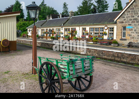 Plattform im Garten Schiffstation in den Cairngorms National Park, Schottland, Teil der historischen Strathspey Railway Stockfoto