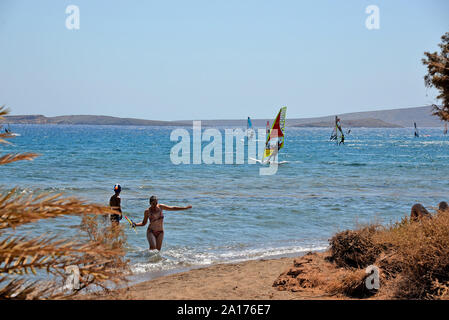 Menschen Schwimmen und Windsurfen am Strand von Kouremenos, Ost Kreta, Griechenland. Stockfoto