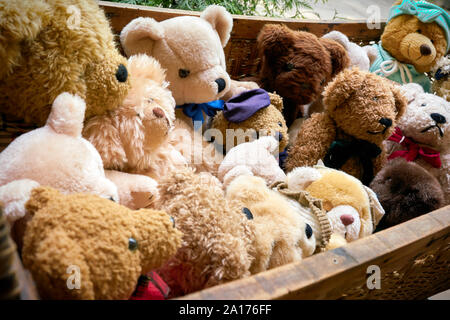 Bären als Souvenir in einem Puppenwagen vor einem Souvenir shop in Berlin. Stockfoto