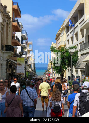 Menschen, Einheimische und Touristen, entlang 25. August Street, Heraklion, Kreta, Griechenland. Konzept: Tourismus, Kreta. Stockfoto