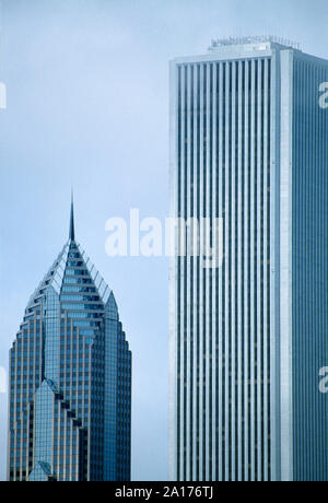 USA. Illinois. Chicago. Wolkenkratzer. Zwei Prudential Plaza und Aon Center von Adler Planetarium. Stockfoto