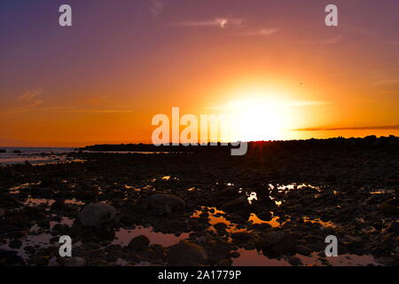 Blau felsigen Strand im Winter Stockfoto