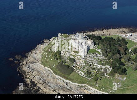 Luftaufnahme von St. Michael's Mount in Cornwall, UK als von der südlichen, offshore Richtung an einem sehr sonnigen Tag gesehen. Stockfoto