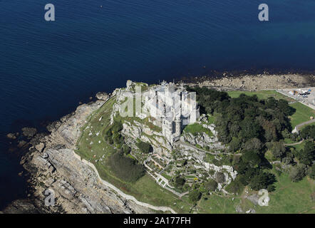 Luftaufnahme von St. Michael's Mount in Cornwall, UK als von der südlichen, offshore Richtung an einem sehr sonnigen Tag gesehen. Stockfoto