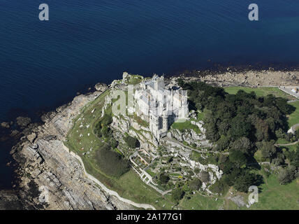 Luftaufnahme von St. Michael's Mount in Cornwall, UK als von der südlichen, offshore Richtung an einem sehr sonnigen Tag gesehen. Stockfoto