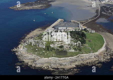 Luftaufnahme von St. Michael's Mount in Cornwall, UK als von der südlichen, offshore Richtung an einem sehr sonnigen Tag gesehen. Stockfoto