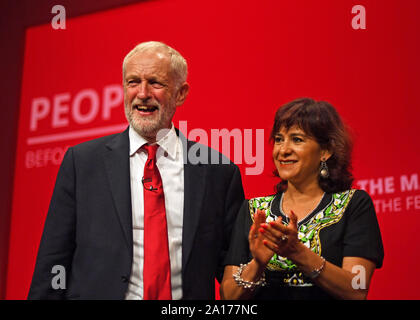 Der Führer der Jeremy Corbyn mit seiner Frau Laura Alvarez, nachdem er bei der jährlichen Konferenz der Partei an der Brighton Centre in Brighton, East Sussex. Stockfoto