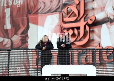 LONDON, ENGLAND SEPT 24. Zwei Unterstützer während der carabao Pokalspiel zwischen dem FC Arsenal und Nottingham Forest im Emirates Stadium, London am Dienstag, den 24. September 2019. (Credit: Jon Hobley | MI Nachrichten) das Fotografieren dürfen nur für Zeitung und/oder Zeitschrift redaktionelle Zwecke verwendet werden, eine Lizenz für die gewerbliche Nutzung Kreditkarte erforderlich: MI Nachrichten & Sport/Alamy leben Nachrichten Stockfoto