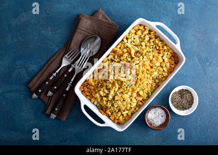 Herbed Brot Füllung mit Sellerie, Beilage Rezept Stockfoto