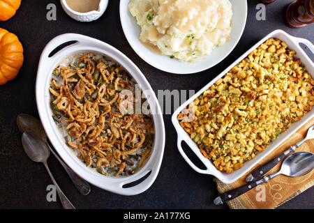 Vielzahl von Thanksgiving Seiten auf dem Tisch, Kartoffelpüree, grüne Bohnen und Füllung Stockfoto