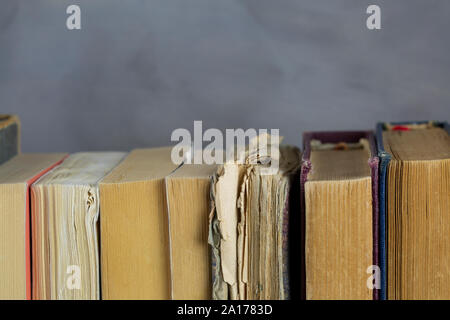 Stapel von Büchern und Seiten Stockfoto