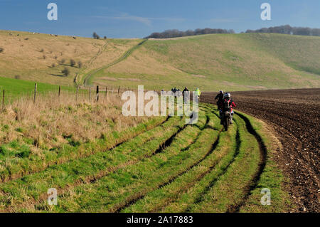 Off-road Motorradfahrer auf einem ausgefahrenen Seitenweg, der Überschrift zu Sugar Hill, in der Nähe von Aldbourne, Wiltshire. Stockfoto