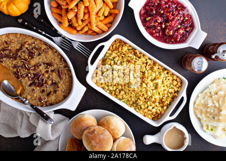 Vielzahl von Thanksgiving Seiten auf dem Tisch, Karotten, Kartoffelpüree, süsse Kartoffel Auflauf und Füllung Stockfoto