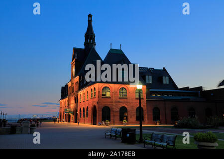 In der Nacht auf das historische Central Railroad von New Jersey Terminal aka Communipaw Terminal. Liberty State Park. New Jersey USA Stockfoto