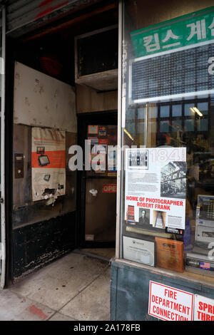 Der Eingang des ehemaligen Wohnhaus und Atelier des Fotografen und Filmemacher Robert Frank bei 184 Bowery. Lower Manhattan. New York City, USA. Stockfoto