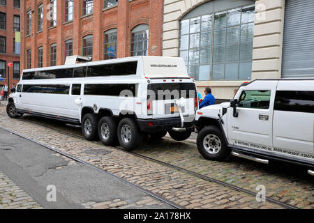 Hochzeit Limousinen Parken auf der Straße von dumbo. Brooklyn New York USA Stockfoto