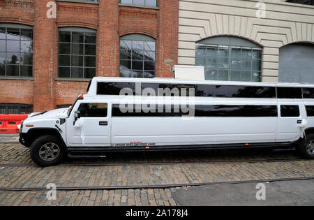 Hochzeit Limousinen Parken auf der Straße von dumbo. Brooklyn New York USA Stockfoto