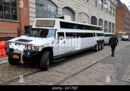 Hochzeit Limousinen Parken auf der Straße von dumbo. Brooklyn New York USA Stockfoto