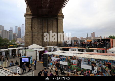 Jährliche Photoville Fotografie Kunst Ausstellung unter der Brooklyn Bridge in Brooklyn Bridge Park. Brooklyn New York USA Stockfoto