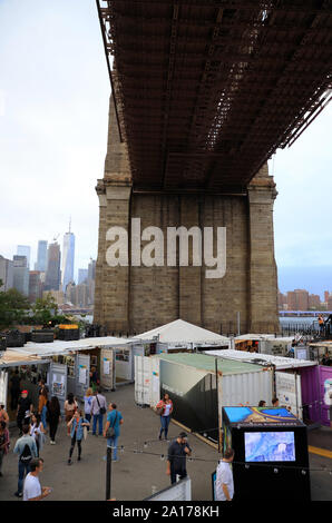 Jährliche Photoville Fotografie Kunst Ausstellung unter der Brooklyn Bridge in Brooklyn Bridge Park. Brooklyn New York USA Stockfoto