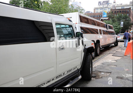 Hochzeit Limousinen Parken auf der Straße von dumbo. Brooklyn New York USA Stockfoto