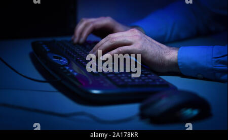 Hacker Hacken des Servers in das dunkle Zimmer Stockfoto
