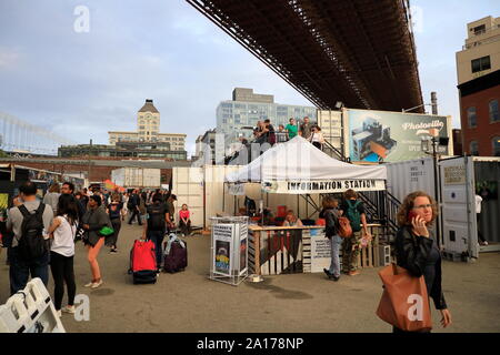 Jährliche Photoville Fotografie Kunst Ausstellung unter der Brooklyn Bridge in Brooklyn Bridge Park. Brooklyn New York USA Stockfoto