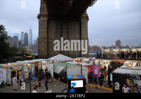 Jährliche Photoville Fotografie Kunst Ausstellung unter der Brooklyn Bridge in Brooklyn Bridge Park. Brooklyn New York USA Stockfoto