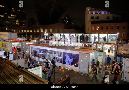 Nacht der jährlichen Photoville fotografie Kunstausstellung in Brooklyn Bridge Park. Brooklyn New York USA Stockfoto