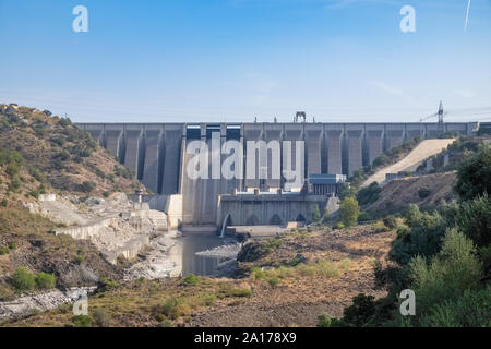 Blick auf die Stützmauer der Alcantara Damm neben dem berühmten römischen Brücke mit dem gleichen Namen in Cáceres, Extremadura. Spanien Stockfoto