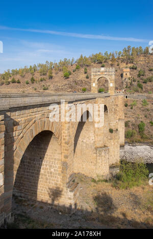 Die Römische Brücke von Alcantara ist ein zweitausend Jahre alte steinerne Brücke, die den Fluss Tagus Fluss überquert. Von den Römern errichtet eine wichtige Commer zu verbinden Stockfoto