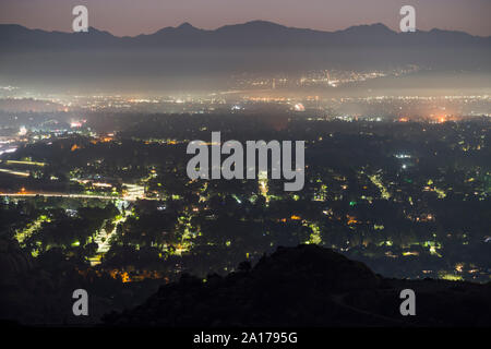 Predawn Bergspitze auf nebligen San Fernando Valley Stadtviertel in Los Angeles, Kalifornien. Stockfoto