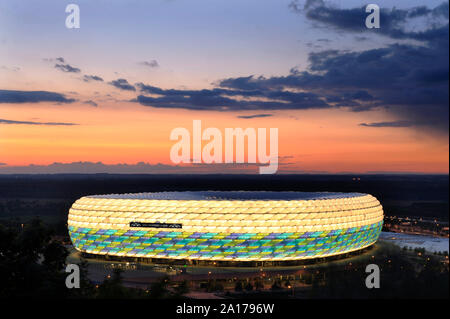 München, Deutschland. 24 Sep, 2019. Offizielle: Champions League Finale 2022 in der Allianz Arena. Archiv Foto: Die Allianz Arena glänzt in extravaganten Farben in den Abendhimmel im Norden von München am 16.05.2012 - Drei Tage vor dem grossen Showdown - das Spiel der Spiele. Stadion, Übersicht, Außen, Fußball-Stadion. Fußball Champions League Final 2012 / Bayern Munich-Chelsea. Saison 2011/12, ALLIANZARENAMUENCHEN am 19.05.2012. | Verwendung der weltweiten Kredit: dpa/Alamy leben Nachrichten Stockfoto