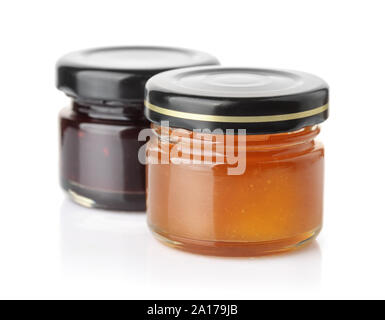 Kleine Gläser von Aprikose und blueberry Jam isoliert auf weißem Stockfoto