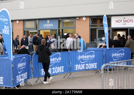 Colchester, Großbritannien. 24 Sep, 2019. Fans außerhalb der Erde vor der Carabao Cup dritten Runde zwischen Colchester United und Tottenham Hotspur bei Weston Wohnungen Gemeinschaft Stadium am 24. September 2019 in Colchester, England. (Foto von Mick Kearns/phcimages.com) Credit: PHC Images/Alamy leben Nachrichten Stockfoto