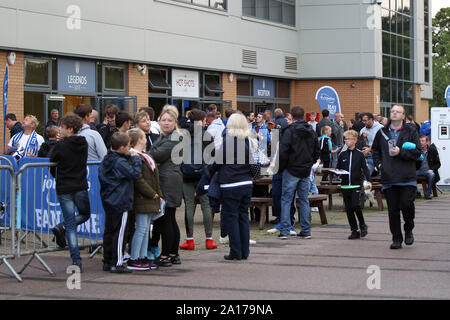 Colchester, Großbritannien. 24 Sep, 2019. Fans außerhalb der Erde vor der Carabao Cup dritten Runde zwischen Colchester United und Tottenham Hotspur bei Weston Wohnungen Gemeinschaft Stadium am 24. September 2019 in Colchester, England. (Foto von Mick Kearns/phcimages.com) Credit: PHC Images/Alamy leben Nachrichten Stockfoto